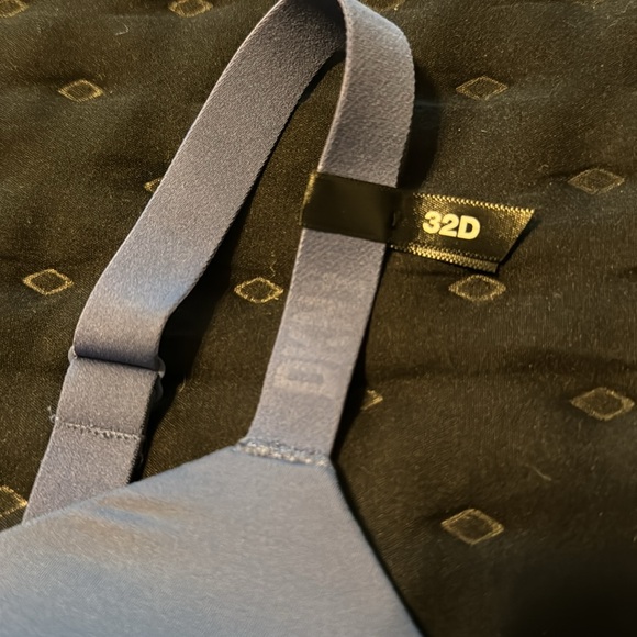 DKNY 32D bra New condition wireless blue invisible - Picture 2 of 9